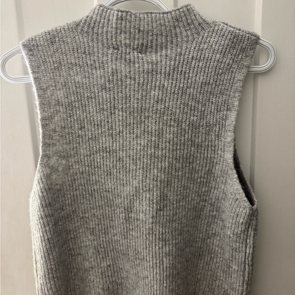 Dynamite Heavenlyarn Gray Ribbed Sleeveless Sweater - Picture 3 of 6